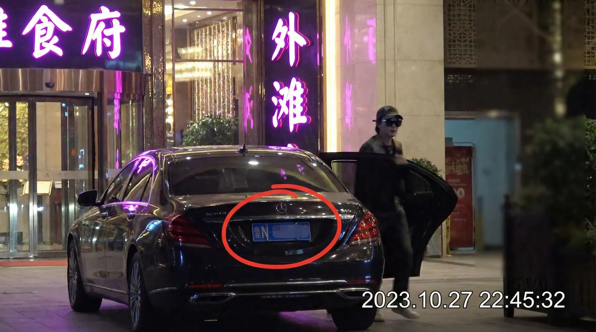 波盈体育网址 - 豪车餐厅外偷拍